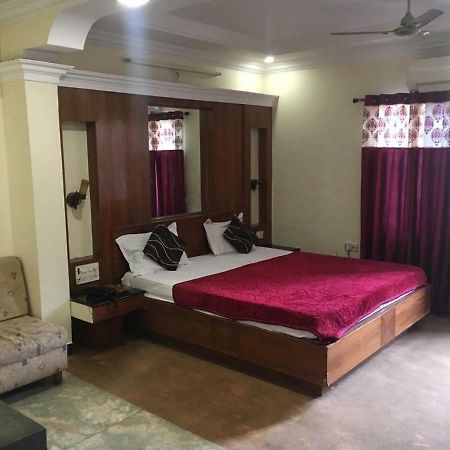 Hotel Poonam Райпур Экстерьер фото