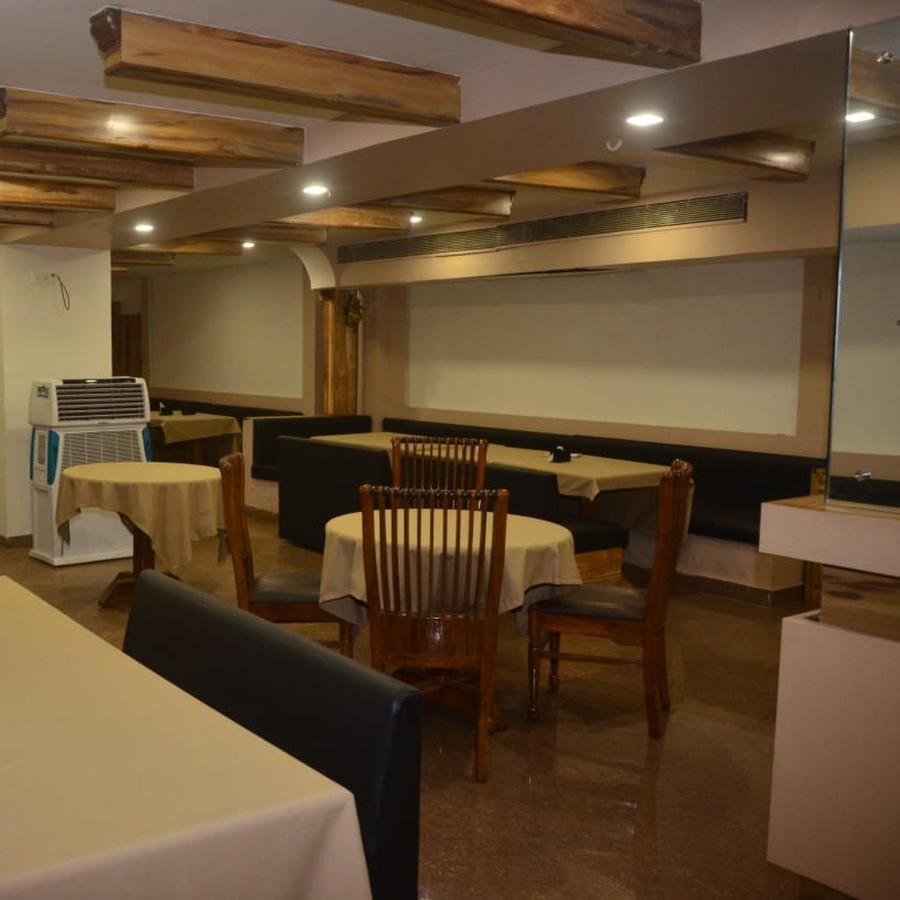 Hotel Poonam Райпур Экстерьер фото
