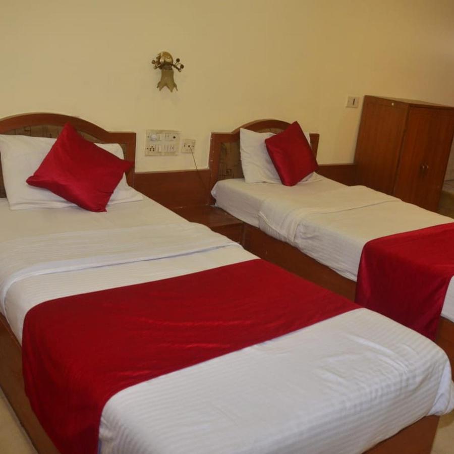 Hotel Poonam Райпур Экстерьер фото