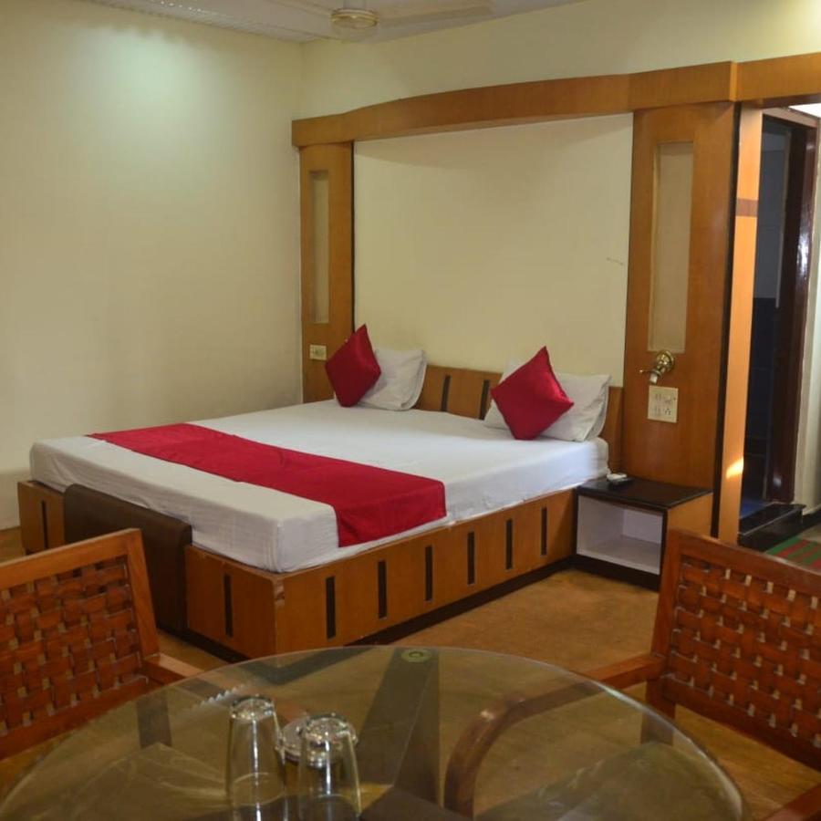 Hotel Poonam Райпур Экстерьер фото