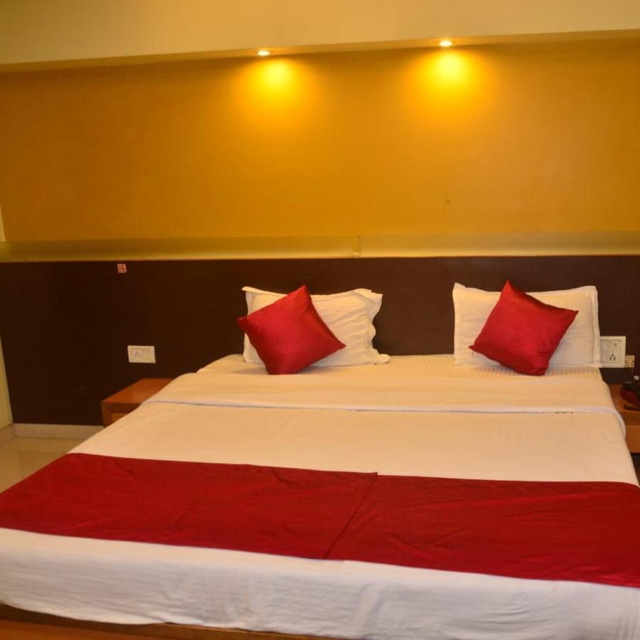 Hotel Poonam Райпур Экстерьер фото