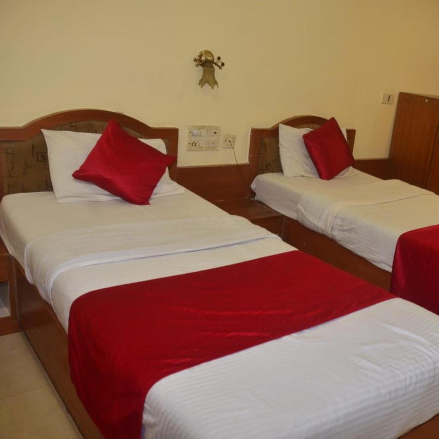Hotel Poonam Райпур Экстерьер фото