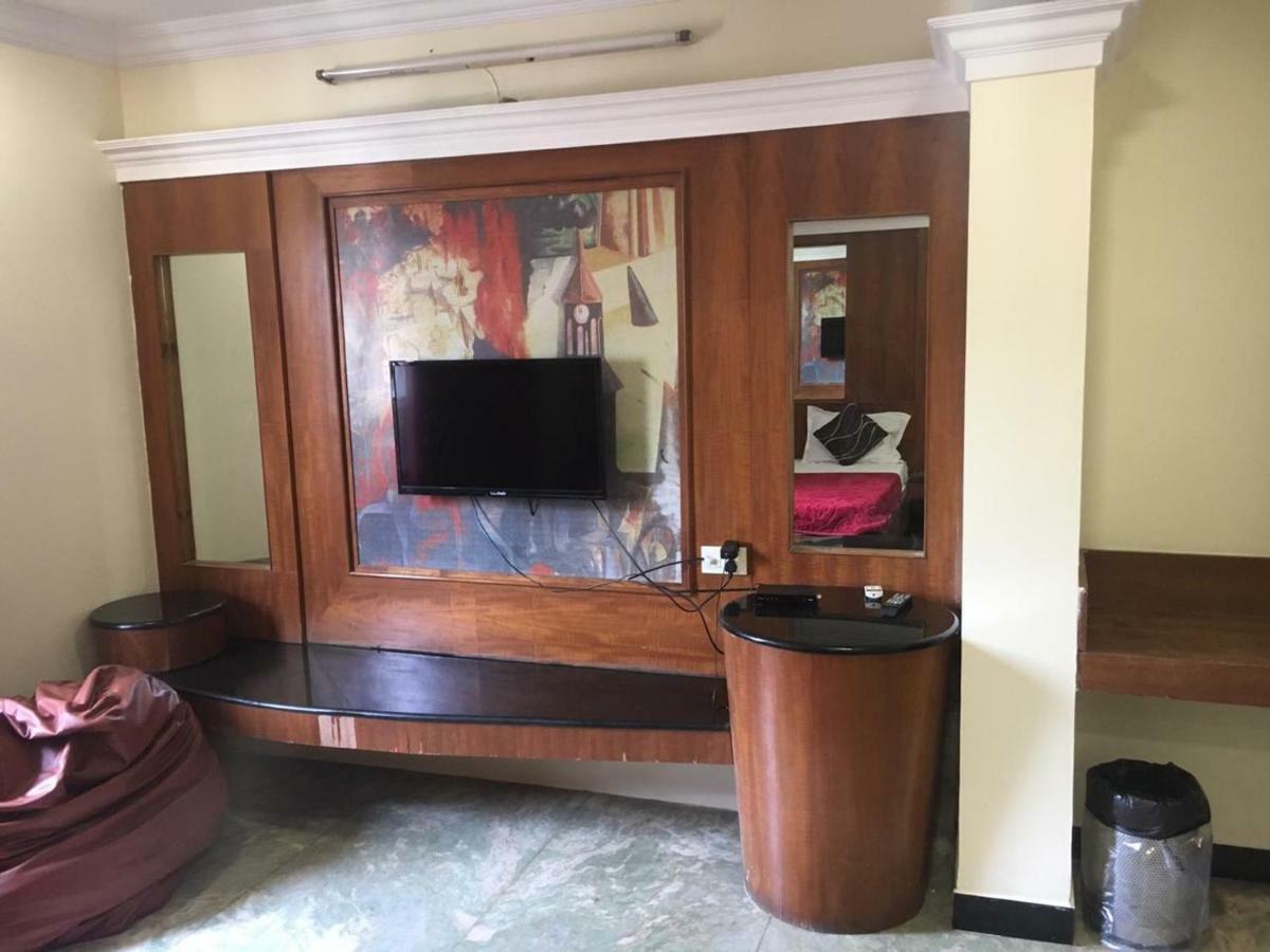Hotel Poonam Райпур Экстерьер фото