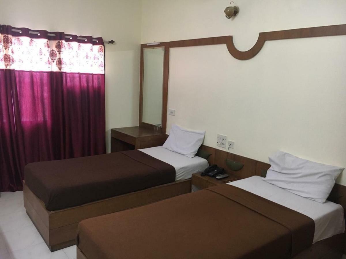 Hotel Poonam Райпур Экстерьер фото