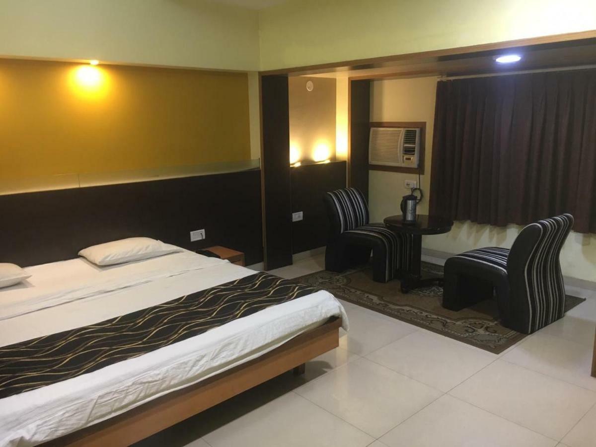 Hotel Poonam Райпур Экстерьер фото